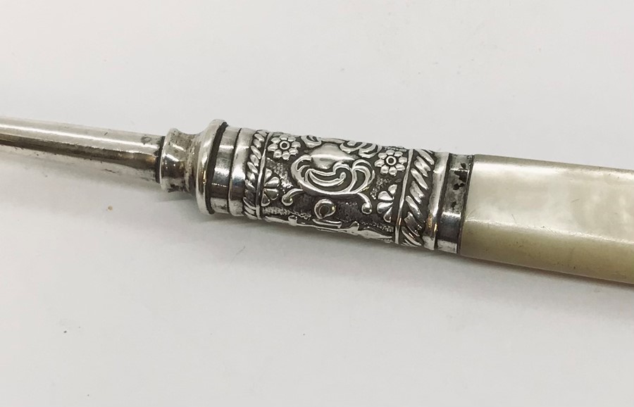A hallmarked silver matchbox holder along with a silver pickle fork with mother of pearl handle - Bild 2 aus 3