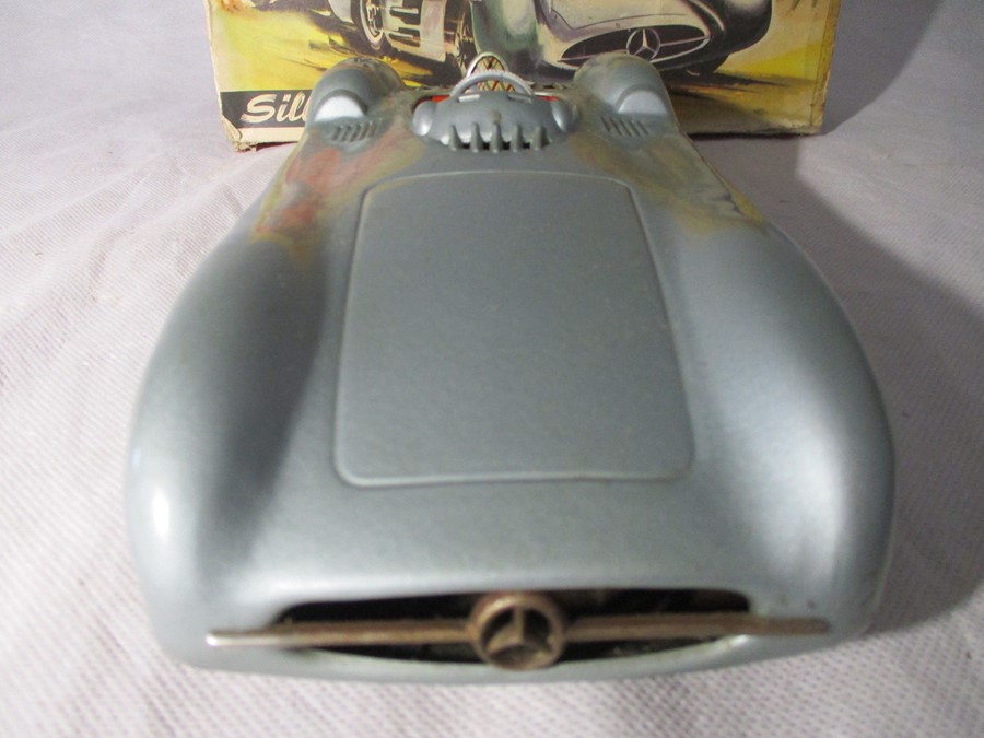 A Silberpfeil Mercedes Silver-Arrow tin plate friction driven open wheel racer model car, No 77, - Bild 6 aus 12