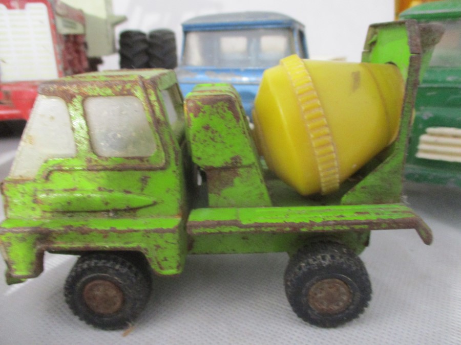 Four vintage Tri-ang Lorries, three flat bed, one tipper, plus a vintage tractor with two tin trucks - Bild 6 aus 21