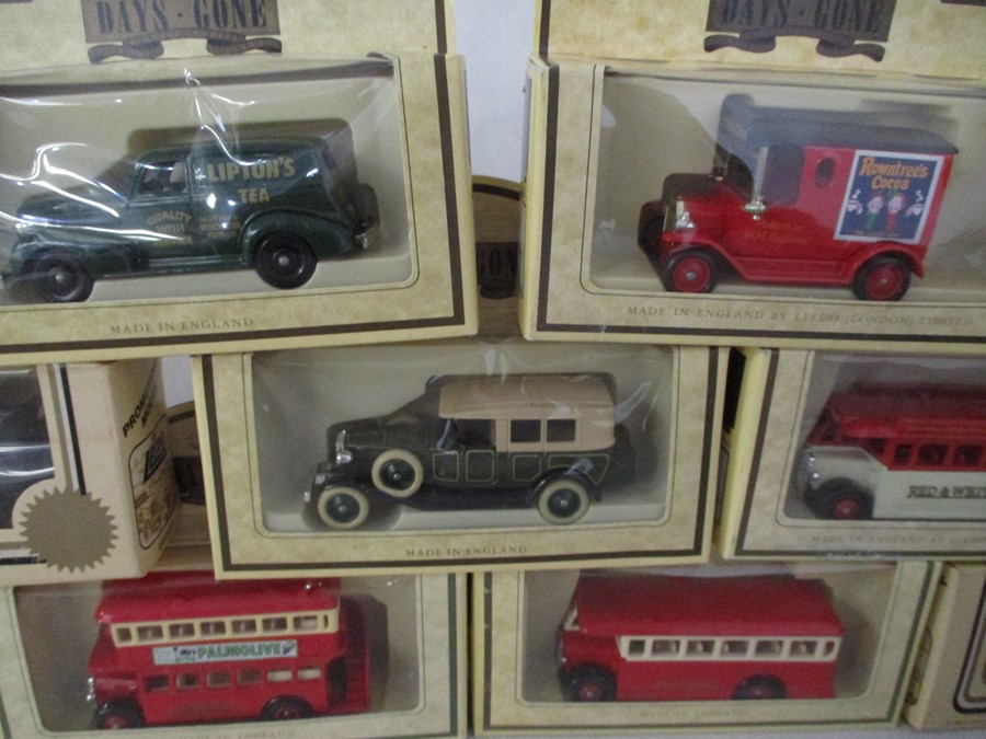 A collection of mainly boxed Lledo die-cast vehicles including "Days Gone" - Bild 10 aus 19