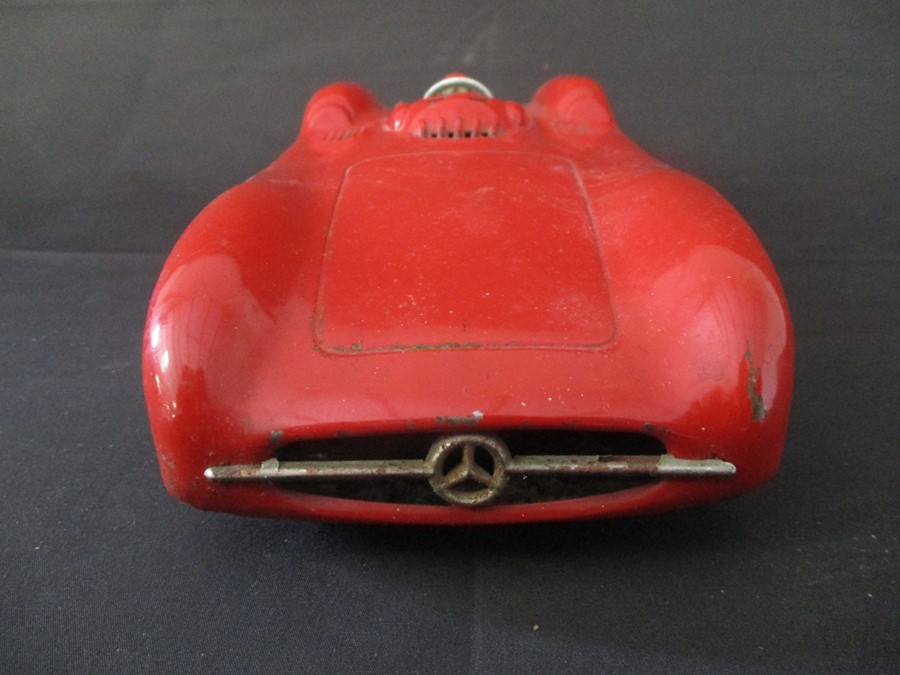 A vintage Mercedes tin plate wind up open wheel racer model car, made in Western Germany. - Bild 3 aus 8