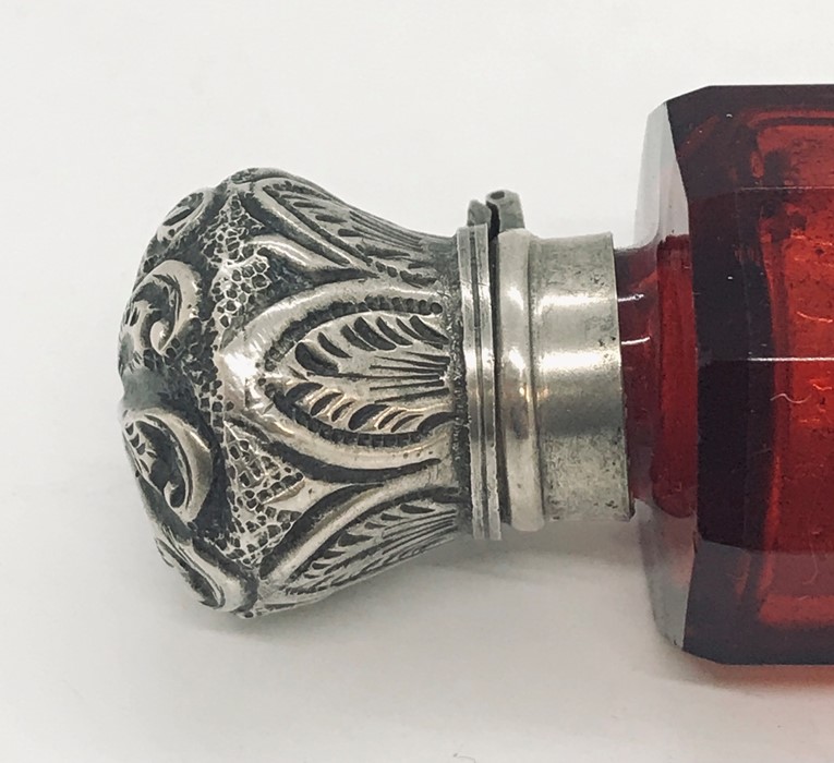 A Victorian double ended cranberry scent bottle, hinge A/F - Image 2 of 5