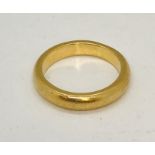 A gentleman's 18ct gold wedding band, weight 9.3g