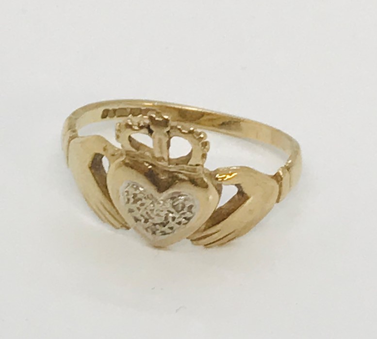 A 9ct gold Claddagh ring weight 1.8g