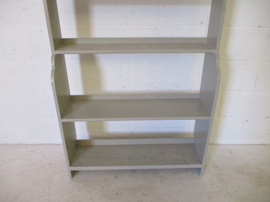 A painted freestanding waterfall bookcase - Image 4 of 7