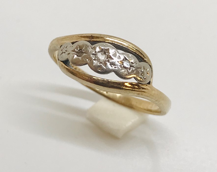 A 9ct gold ring with palladium set with diamond chips - Image 2 of 3