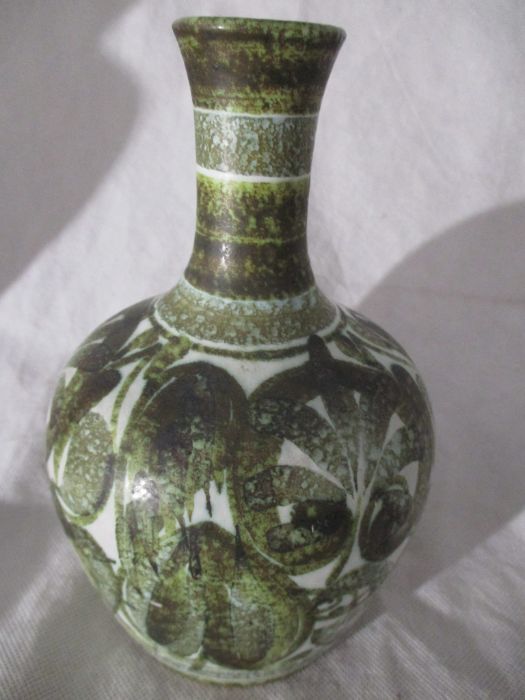 A Denby Glyn Colledge designed vase along with two Poole pottery vases (1 A/F) and one other - Image 13 of 17