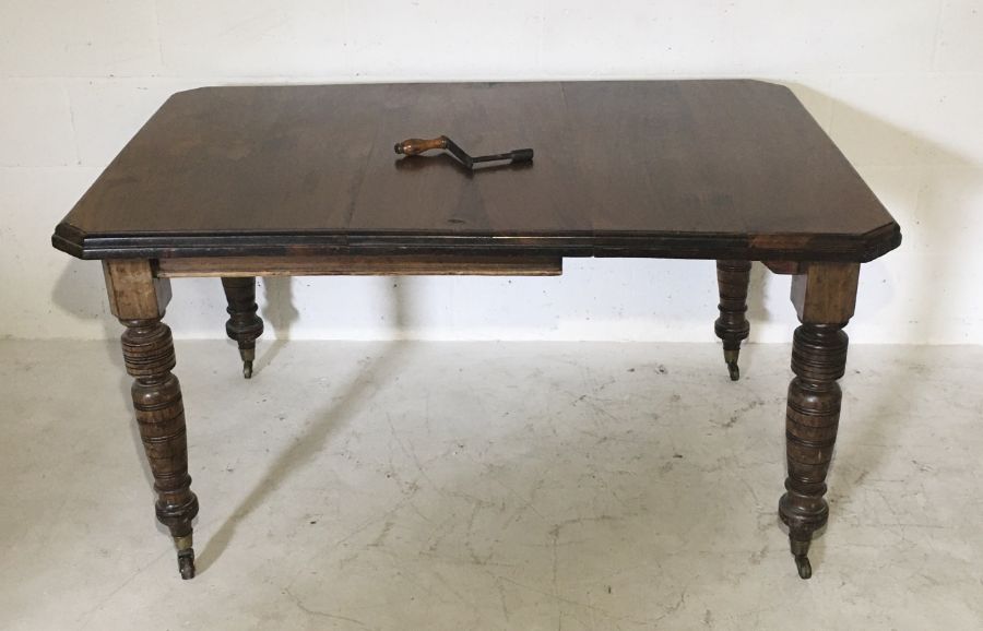 An Edwardian wind out table with one leaf and handle
