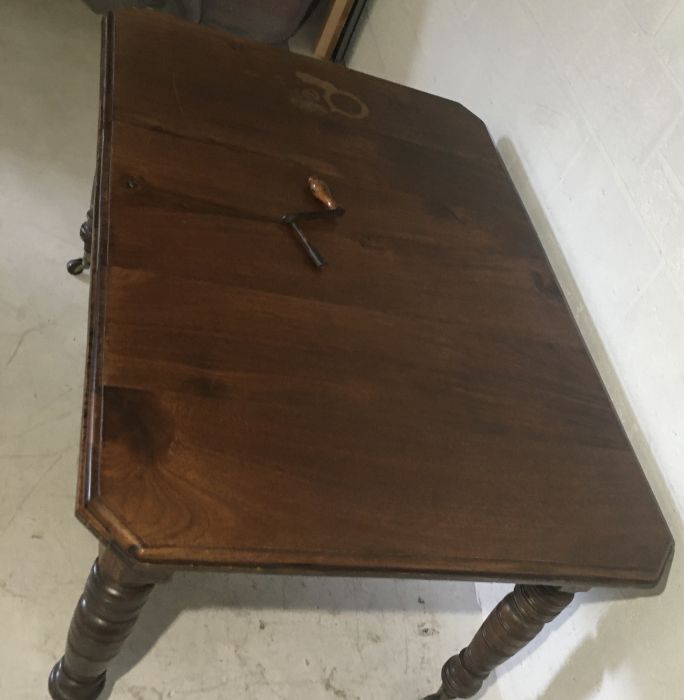 An Edwardian wind out table with one leaf and handle - Image 3 of 5