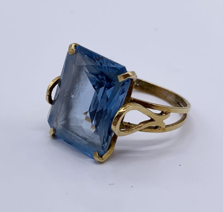 A continental gold ring set with an aquamarine - Image 2 of 3