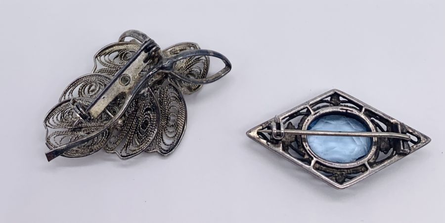 A small quantity of vintage jewellery including silver filigree, gilt metal brooch with aquamarine - Image 5 of 7