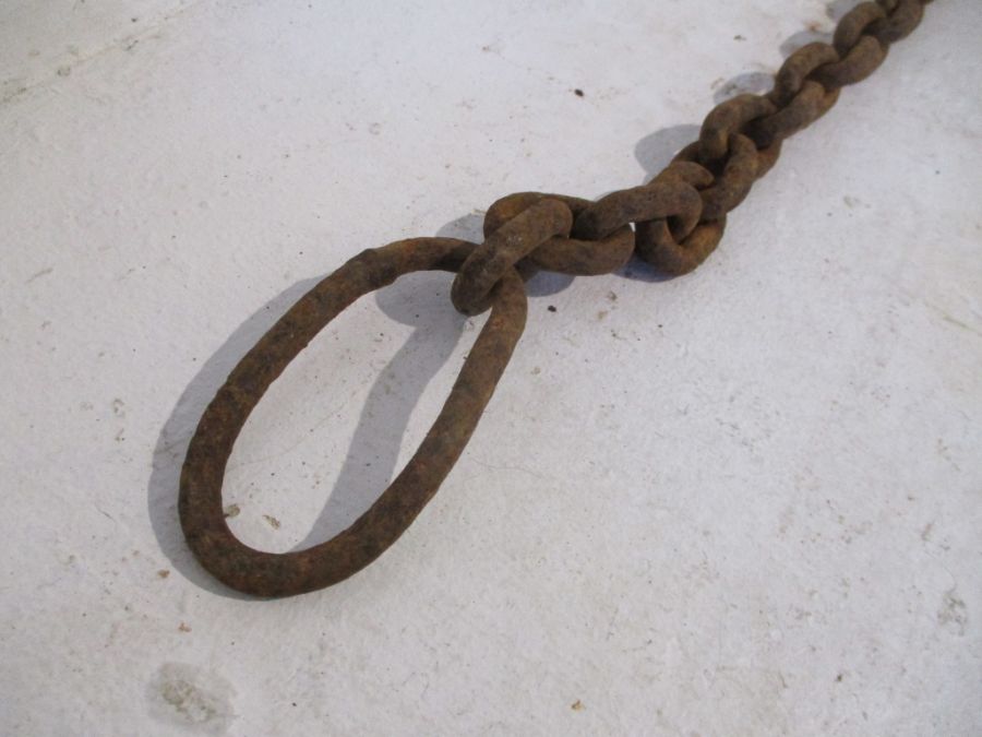 A vintage cast iron link chain - Image 2 of 6