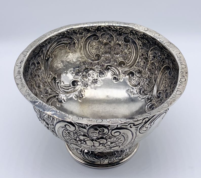 A hallmarked silver bowl with repousse decoration, London 1902 made by the Goldsmiths & Silversmiths - Image 2 of 3