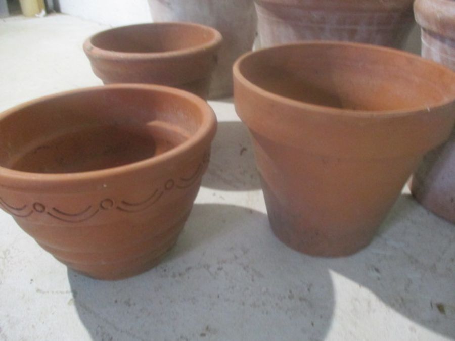 A small collection of terracotta flowerpots - Image 5 of 6