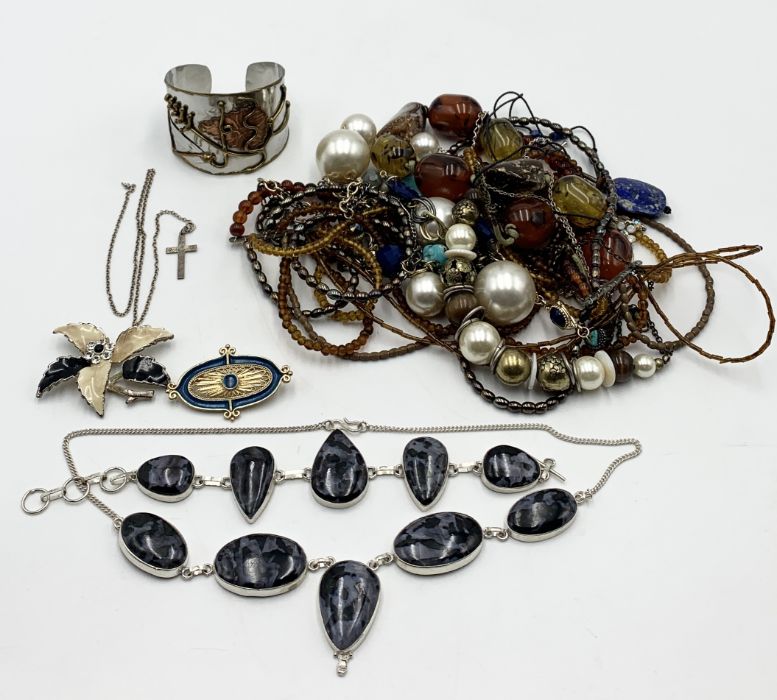 A collection of costume jewellery including silver necklace and matching bracelet