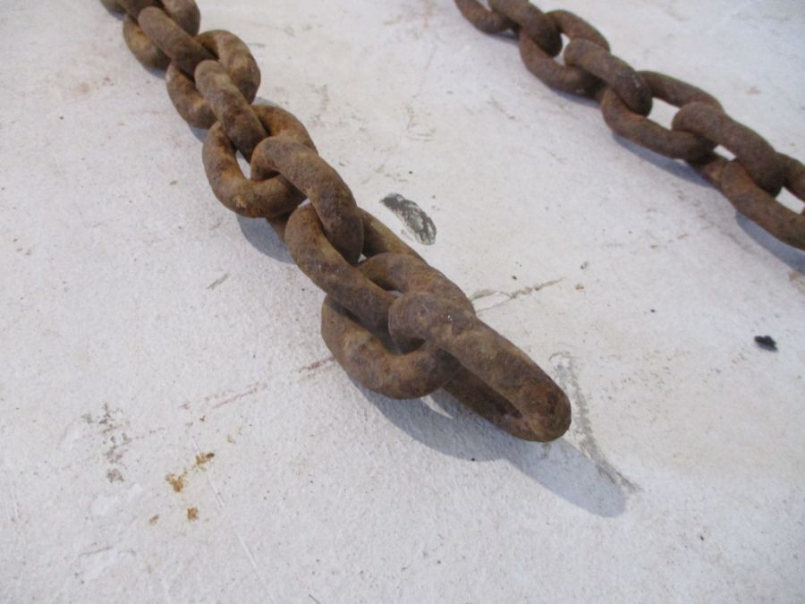 A vintage cast iron link chain - Image 4 of 6