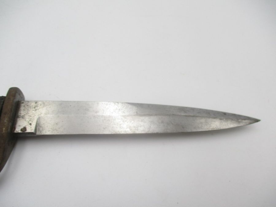 A German WWII dagger with eagle head handle over black chequered grip in metal scabbard - Image 5 of 10