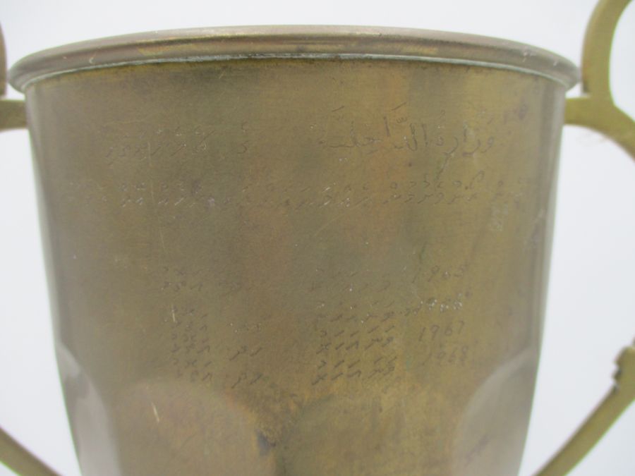 An antique brass trophy engraved with Maldive Ashes, along with a small collection of silver - Image 4 of 14