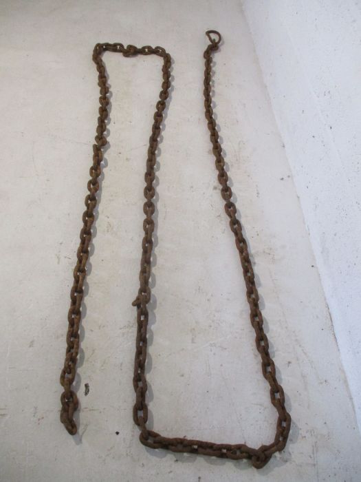 A vintage cast iron link chain - Image 3 of 6