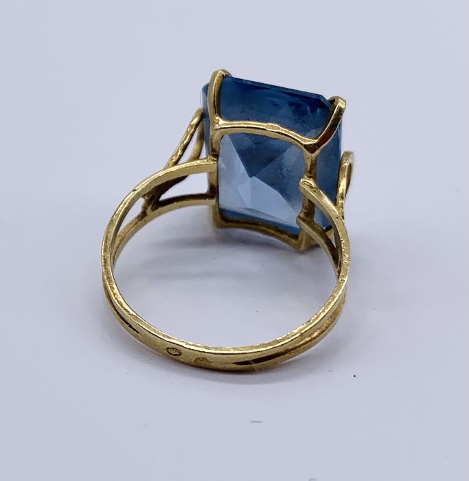 A continental gold ring set with an aquamarine - Image 3 of 3