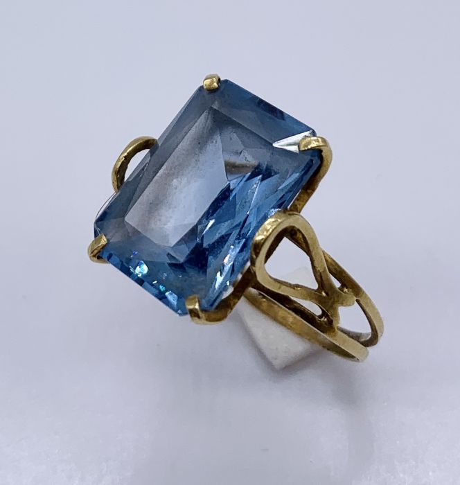 A continental gold ring set with an aquamarine