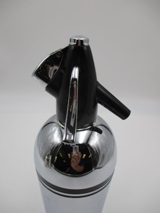 A Sparklets soda siphon, along with two chrome cocktail shakers - Image 4 of 6