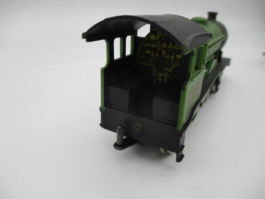 A Hornby OO gauge locomotive and tender (8509), along with three Inner City coaches and a - Image 8 of 20