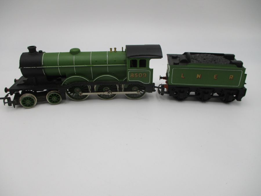 A Hornby OO gauge locomotive and tender (8509), along with three Inner City coaches and a - Image 5 of 20