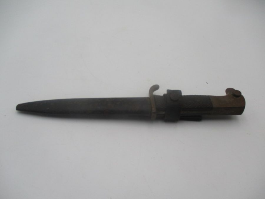 A German WWII dagger with eagle head handle over black chequered grip in metal scabbard - Image 8 of 10