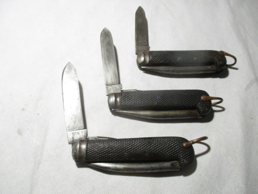 Three vintage folding pocket knives with Marlin spikes, one dated 1937 by Wade Butcher, Keen Kutter,