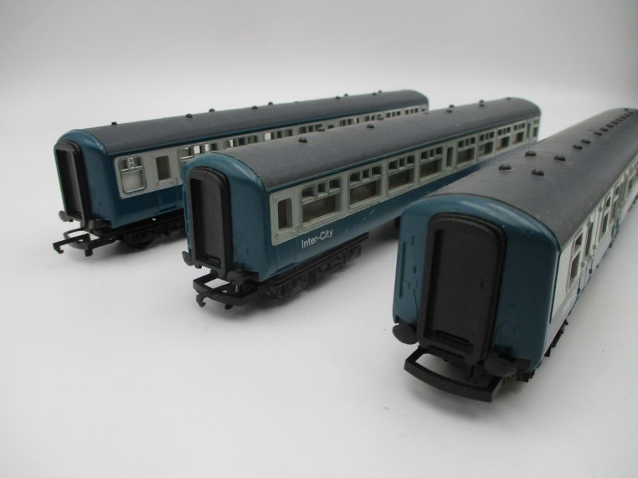 A Hornby OO gauge locomotive and tender (8509), along with three Inner City coaches and a - Image 13 of 20