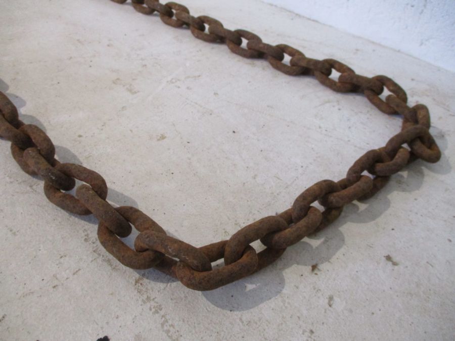 A vintage cast iron link chain - Image 5 of 6