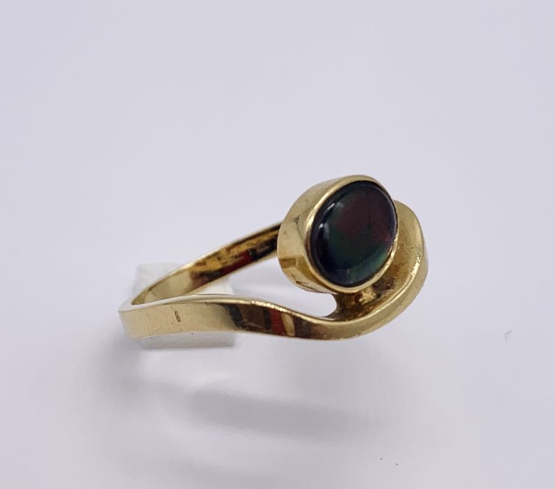 An 18ct gold ring set with an opal (weight 5.3g)