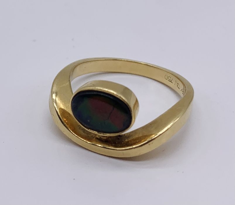 An 18ct gold ring set with an opal (weight 5.3g) - Image 3 of 5