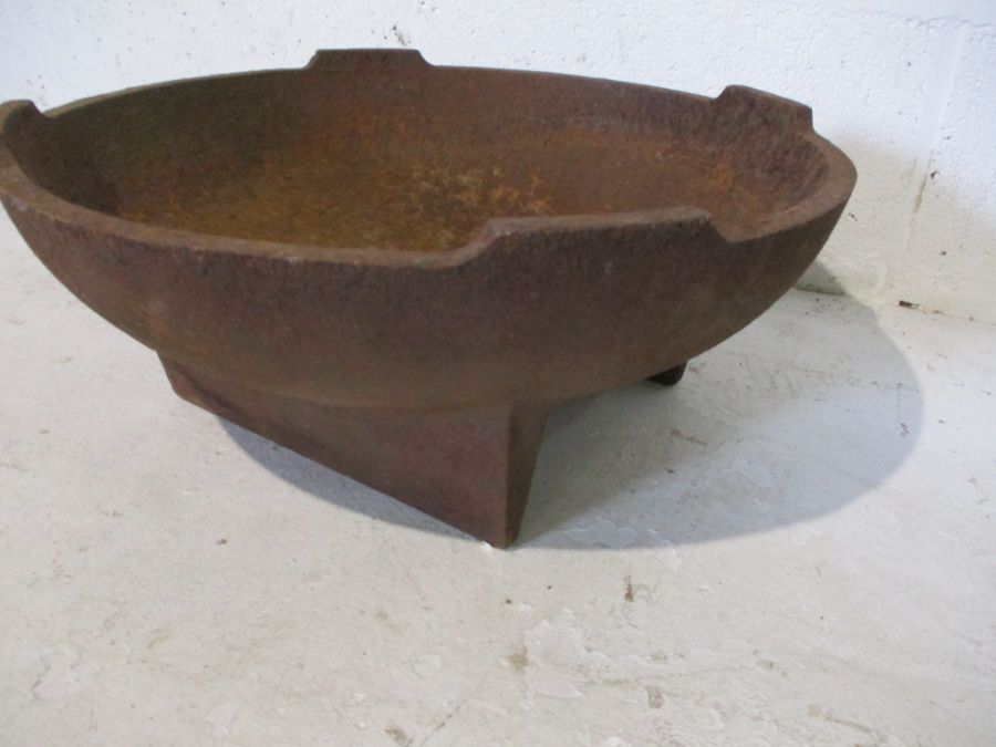 A cast iron trough - diameter 44.5cm height 18cm - Image 3 of 5