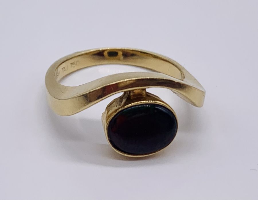 An 18ct gold ring set with an opal (weight 5.3g) - Image 4 of 5