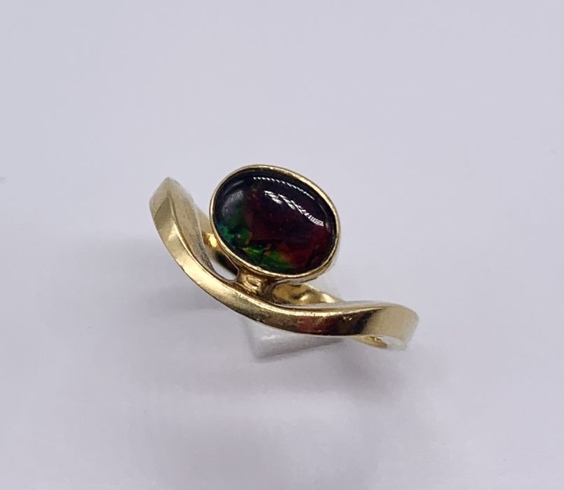 An 18ct gold ring set with an opal (weight 5.3g) - Image 2 of 5