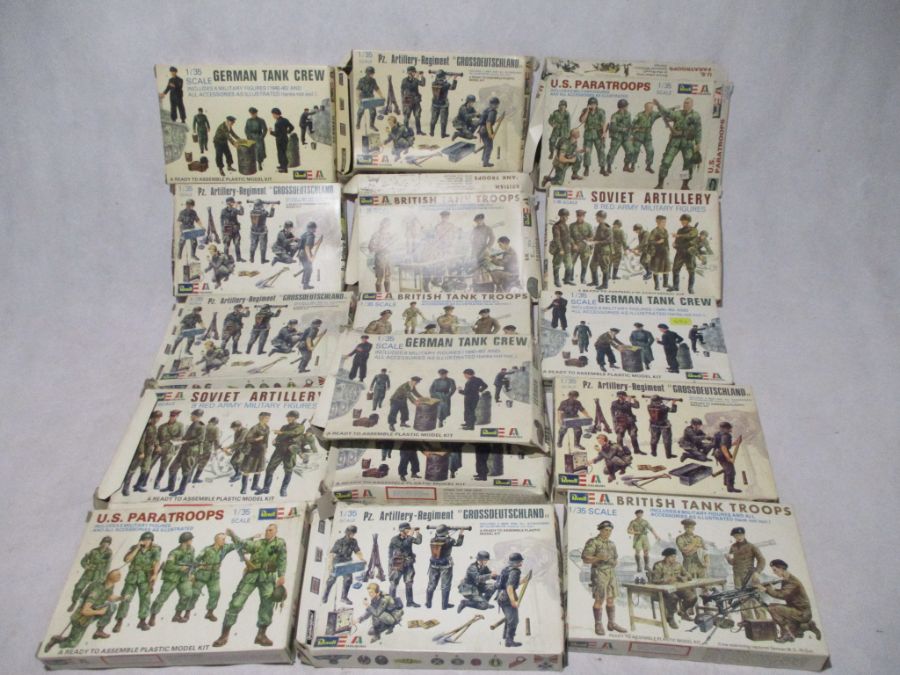 A collection of sixteen boxed Revell Italaerei ready to assemble plastic military figurines model