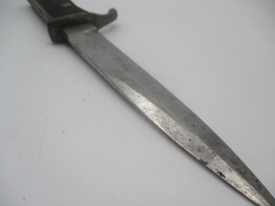 A German WWII dagger with eagle head handle over black chequered grip in metal scabbard - Image 6 of 10