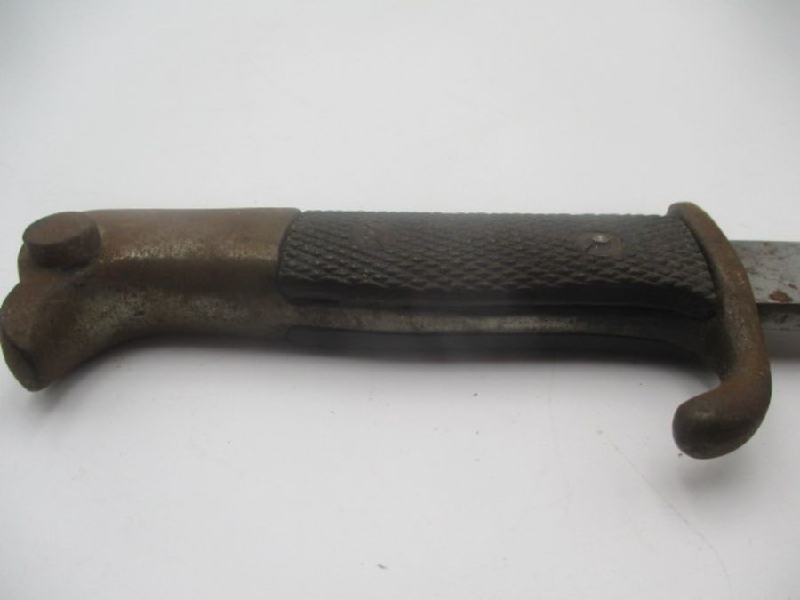 A German WWII dagger with eagle head handle over black chequered grip in metal scabbard - Image 4 of 10