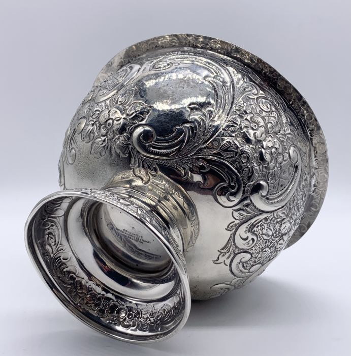 A hallmarked silver bowl with repousse decoration, London 1902 made by the Goldsmiths & Silversmiths - Image 3 of 3