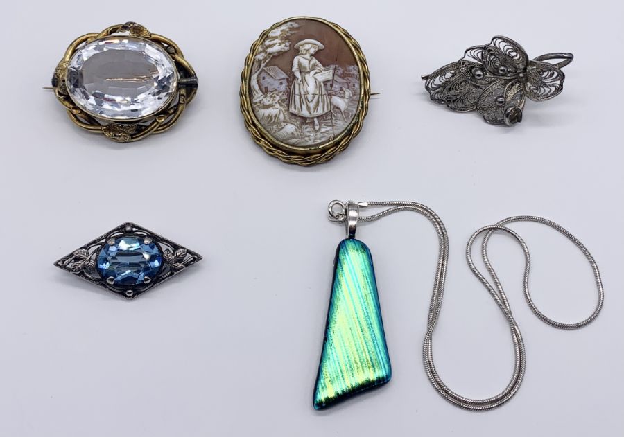 A small quantity of vintage jewellery including silver filigree, gilt metal brooch with aquamarine