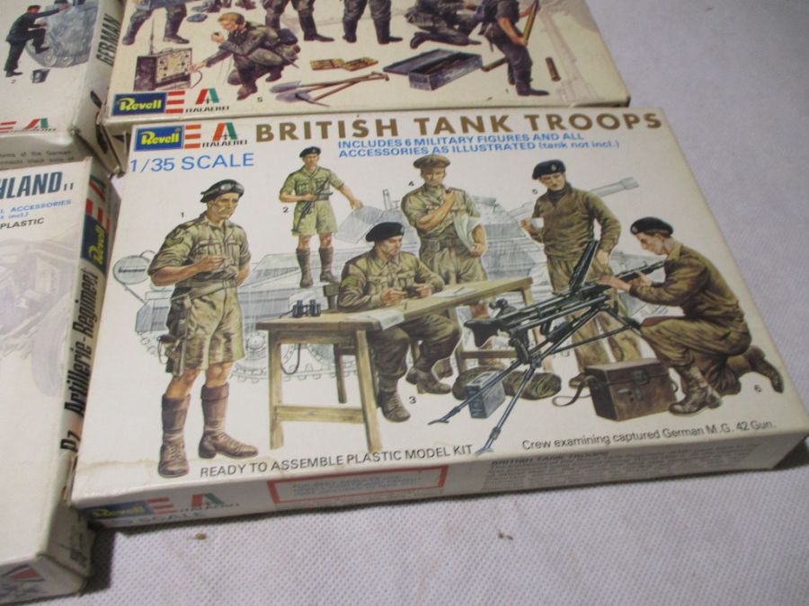 A collection of sixteen boxed Revell Italaerei ready to assemble plastic military figurines model - Image 10 of 11