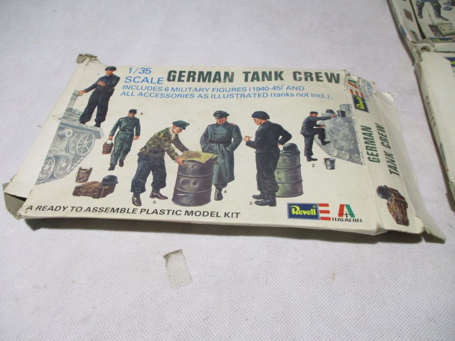 A collection of sixteen boxed Revell Italaerei ready to assemble plastic military figurines model - Image 11 of 11