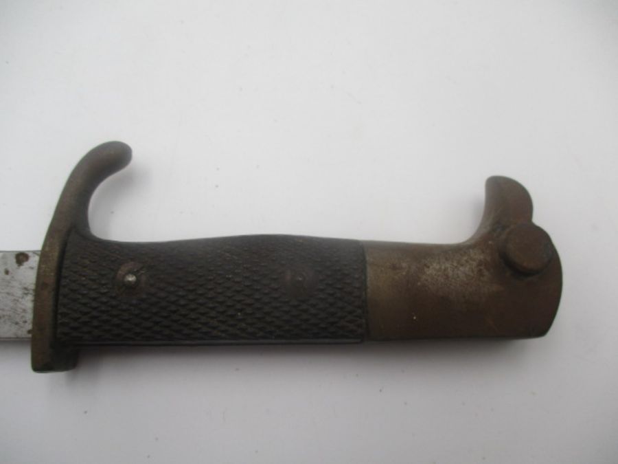 A German WWII dagger with eagle head handle over black chequered grip in metal scabbard - Image 2 of 10