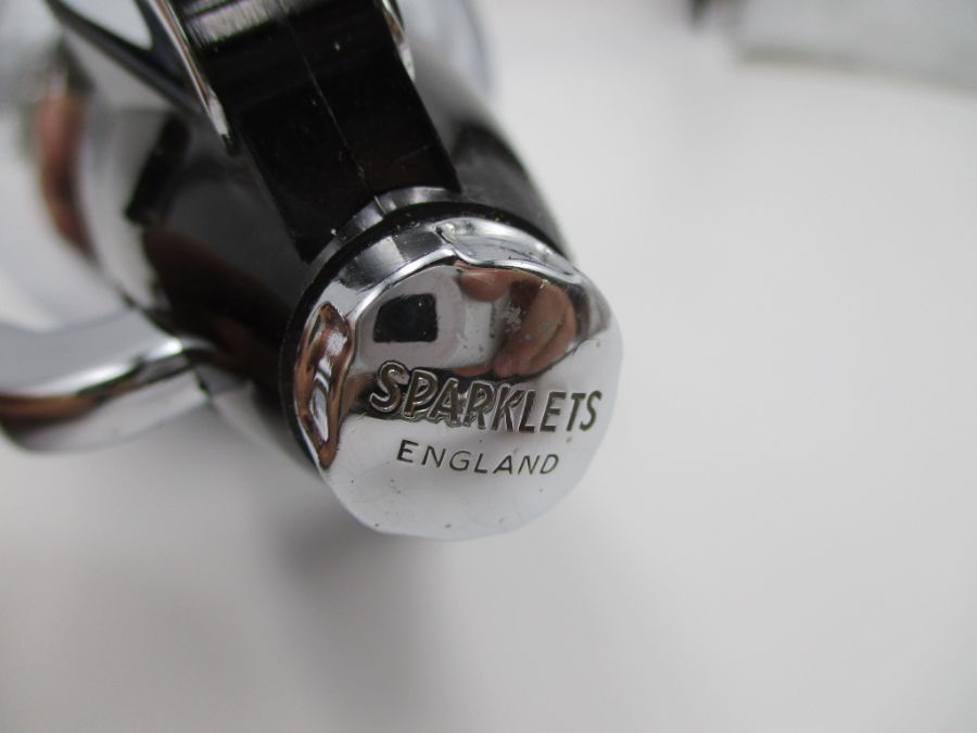 A Sparklets soda siphon, along with two chrome cocktail shakers - Image 5 of 6