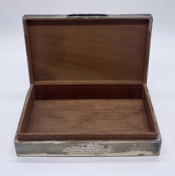 A hallmarked silver cigarette box - Image 3 of 4