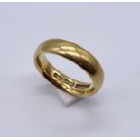 A 22ct gold wedding band, weight 7.8g