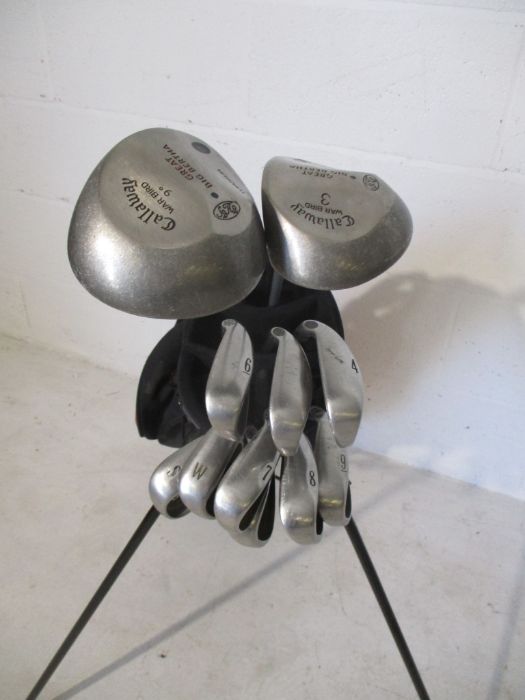 A set of Callaway "Big Bertha" golf clubs including drivers, irons 4 to 10, sand wedge and - Image 2 of 9
