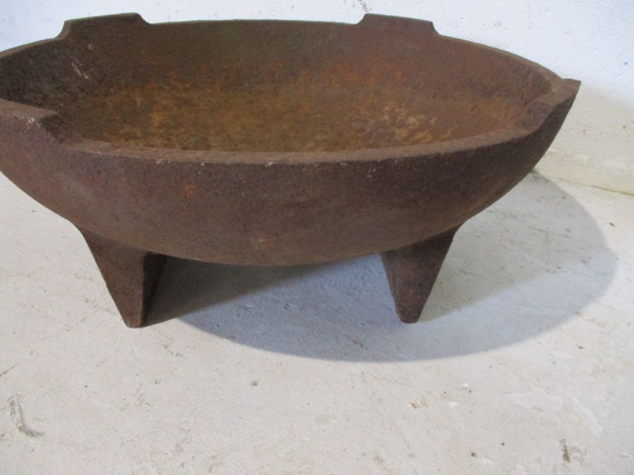 A cast iron trough - diameter 44.5cm height 18cm - Image 4 of 5